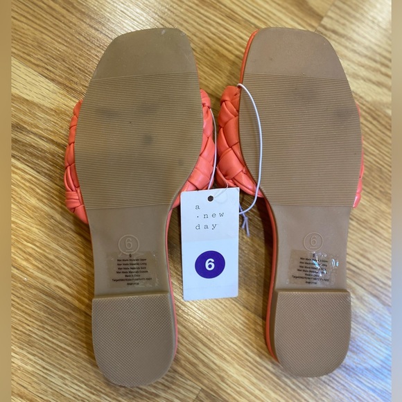 🪸🪸 Creamy coral woven flats multiple sizes avail - Picture 7 of 9